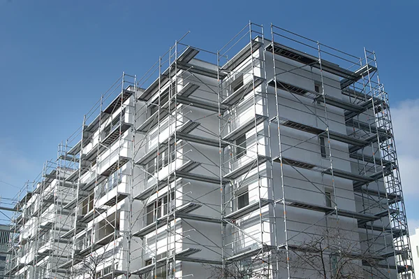 Garde-corps extérieur pour escalier d’échafaudage économique